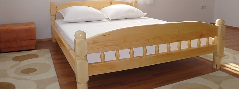 Veliki krevet dimenzija 160 cm x 190 cm.